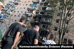 Un edificio residencial de varios pisos, que según las autoridades locales fue alcanzado por los escombros de un misil ucraniano destruido durante el conflicto entre Rusia y Ucrania en Kursk. (Kommersant Photo/Anatoliy Zhdanov via REUTERS)
