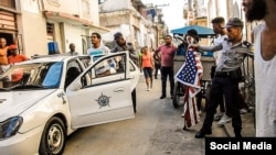 No es la primera vez que la policía política trata de amedrentar a Otero Alcántara. Esta imagen corresponde a su arresto cuando intentó hacer el performance "El hombre de la bandera", al margen de la XIII Bienal de La Habana. 